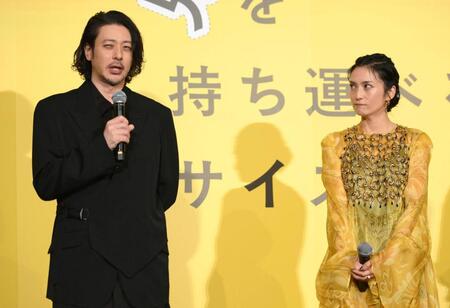 　ダメ兄役を演じたオダギリジョー。右は柴咲コウ（撮影・堀内翔）