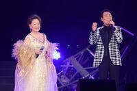 　熱唱する由紀さおり（左）と五木ひろし（撮影・石井剣太郎）