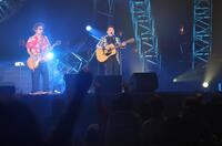 　会場を盛り上げる奥田民生（左）と五木ひろし（撮影・石井剣太郎）