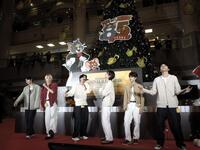 　点灯式に登場したＢＯＹＮＥＸＴＤＯＯＲ（Ｃ）　＆　ＴＭ　Ｔｕｒｎｅｒ　Ｅｎｔｅｒｔａｉｎｍｅｎｔ　Ｃｏ．　（ｓ２５）