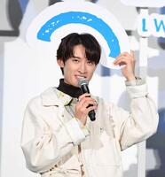 　映画のタイトルについていたカッコを外し頭にのせておどけるＳｎｏｗ　Ｍａｎ・向井康二（撮影・開出牧）