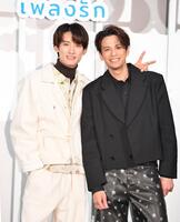 　舞台あいさつでポーズを決めるＳｎｏｗ　Ｍａｎ・向井康二（左）と森崎ウィン（撮影・開出牧）