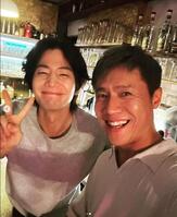 　パク・ホサンの公式インスタグラム＠ｐａｒｋ＿ｈｏｓａｎより　遺作となった映画「遠くて近い」（原題）で共演したパク・ホサン（右）と笑顔を見せるジェリムさん