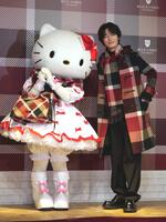 　おそろいのチェックコーデで登場したハローキティ（左）と塩野瑛久　ⓒ’２５　ＳＡＮＲＩＯ　ＣＯ．，ＬＴＤ．ＡＰＰＲ．ＮＯ．Ｌ６６３３１８