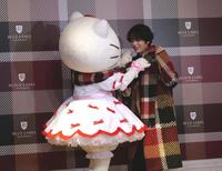 　ハローキティ（左）にマフラーを巻いてもらう塩野瑛久　ⓒ’２５　ＳＡＮＲＩＯ　ＣＯ．，ＬＴＤ．ＡＰＰＲ．ＮＯ．Ｌ６６３３１８