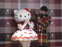 　マフラーを巻いてもらったハローキティ（左）をよしよしする塩野瑛久ⓒ’２５　ＳＡＮＲＩＯ　ＣＯ．，ＬＴＤ．ＡＰＰＲ．ＮＯ．Ｌ６６３３１８