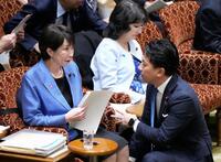 　参院予算委で小泉防衛相（右）と話す高市首相
