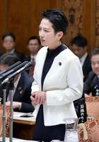 　参院予算委で質問する蓮舫氏