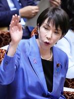 　参院予算委で答弁のため挙手する高市首相