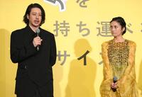 　ダメ兄役を演じたオダギリジョー。右は柴咲コウ（撮影・堀内翔）