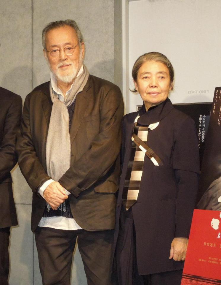 　舞台あいさつを行った仲代達矢さん（左）と樹木希林さん＝１３年２月