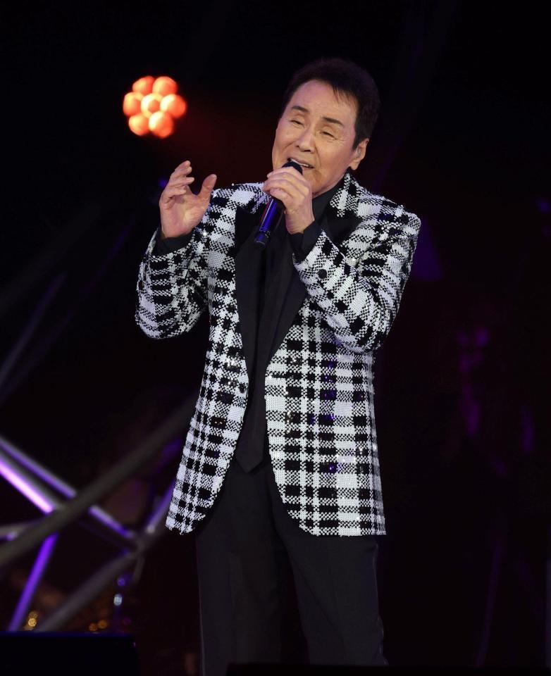 　熱唱する五木ひろし（撮影・石井剣太郎）