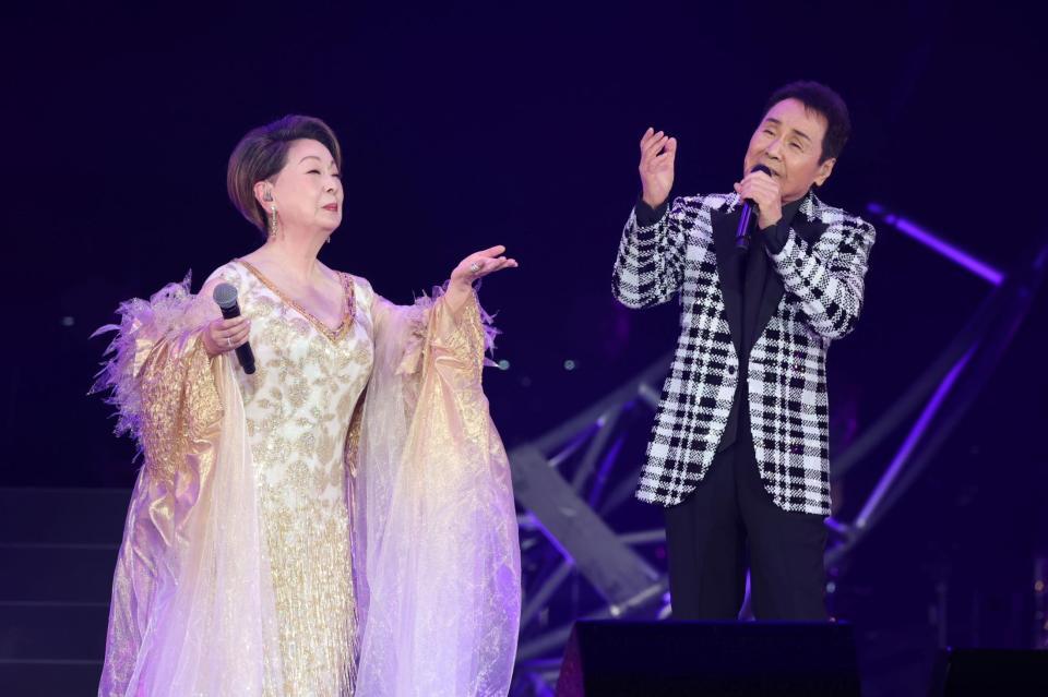 　熱唱する由紀さおり（左）と五木ひろし（撮影・石井剣太郎）