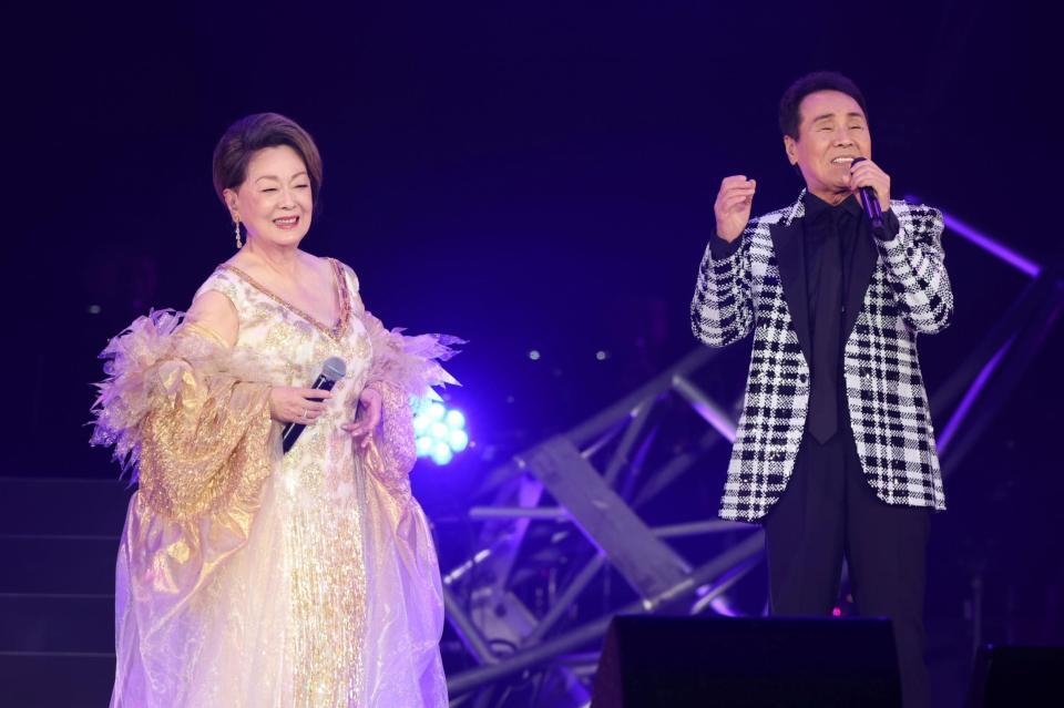 　熱唱する由紀さおり（左）と五木ひろし（撮影・石井剣太郎）