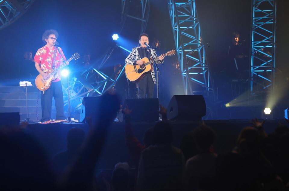 　会場を盛り上げる奥田民生（左）と五木ひろし（撮影・石井剣太郎）