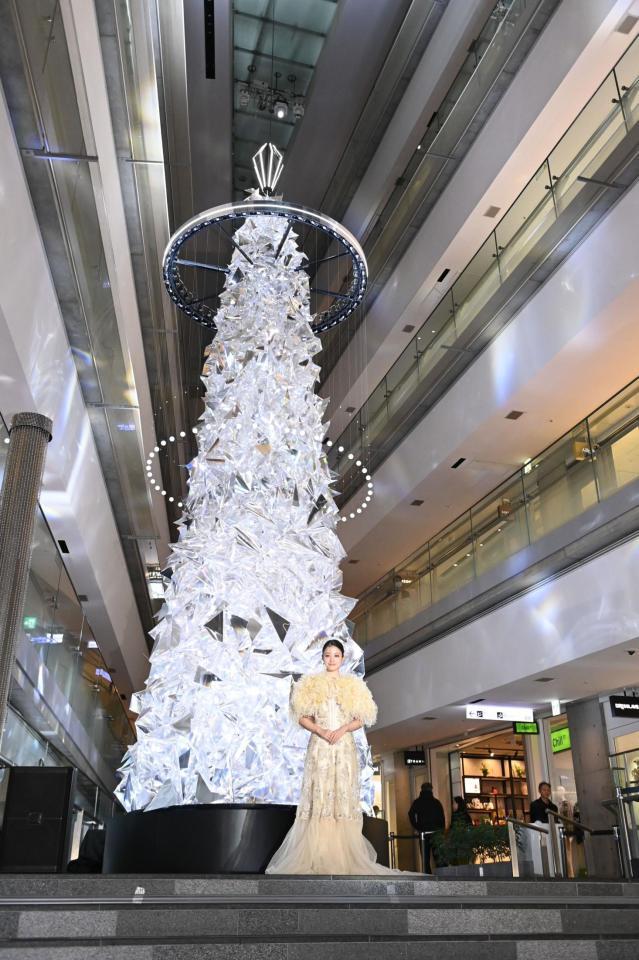 　クリスマスツリー点灯式でポーズをとる橋本環奈（撮影・開出牧）