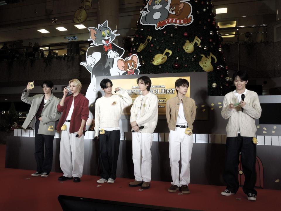 　点灯式に登場したＢＯＹＮＥＸＴＤＯＯＲ（Ｃ）　＆　ＴＭ　Ｔｕｒｎｅｒ　Ｅｎｔｅｒｔａｉｎｍｅｎｔ　Ｃｏ．　（ｓ２５）