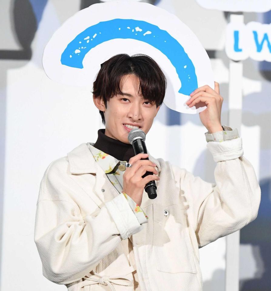 　映画のタイトルについていたカッコを外し頭にのせておどけるＳｎｏｗ　Ｍａｎ・向井康二（撮影・開出牧）