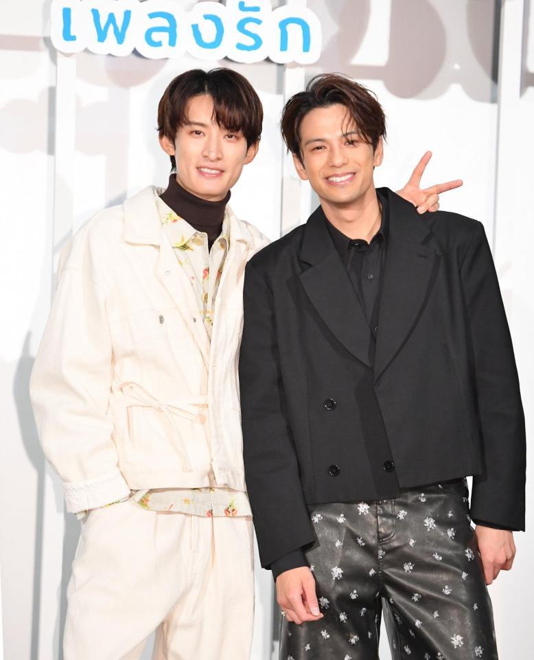 　舞台あいさつでポーズを決めるＳｎｏｗ　Ｍａｎ・向井康二（左）と森崎ウィン（撮影・開出牧）