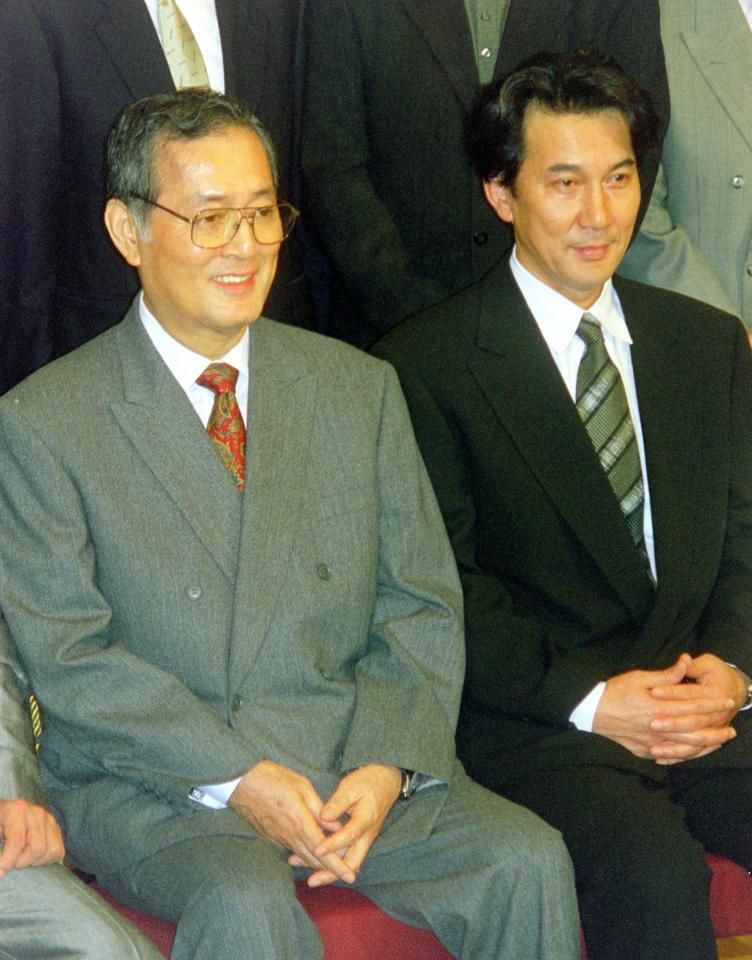 　映画「金融腐蝕列島　呪縛」制作発表で役所広司（右）と仲代達矢さん＝９９年