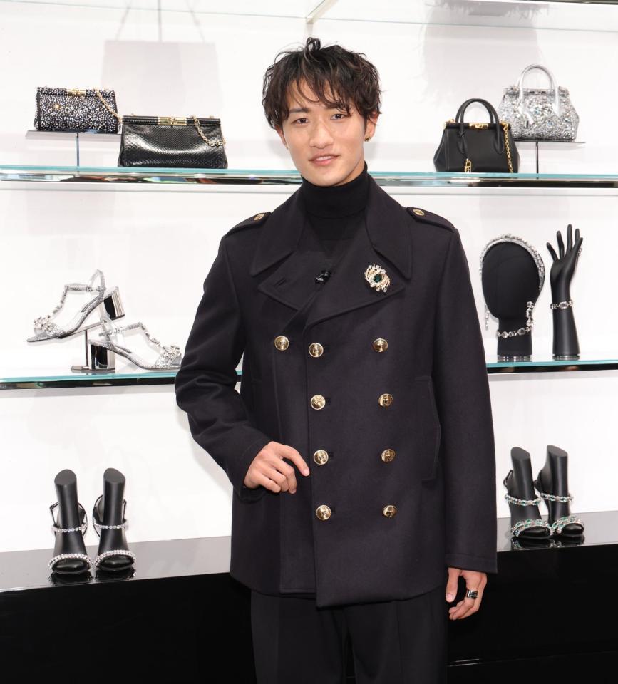 　ジャパンアンバサダーとしてポーズを決めるＳｎｏｗ　Ｍａｎの岩本照（撮影・西岡正）