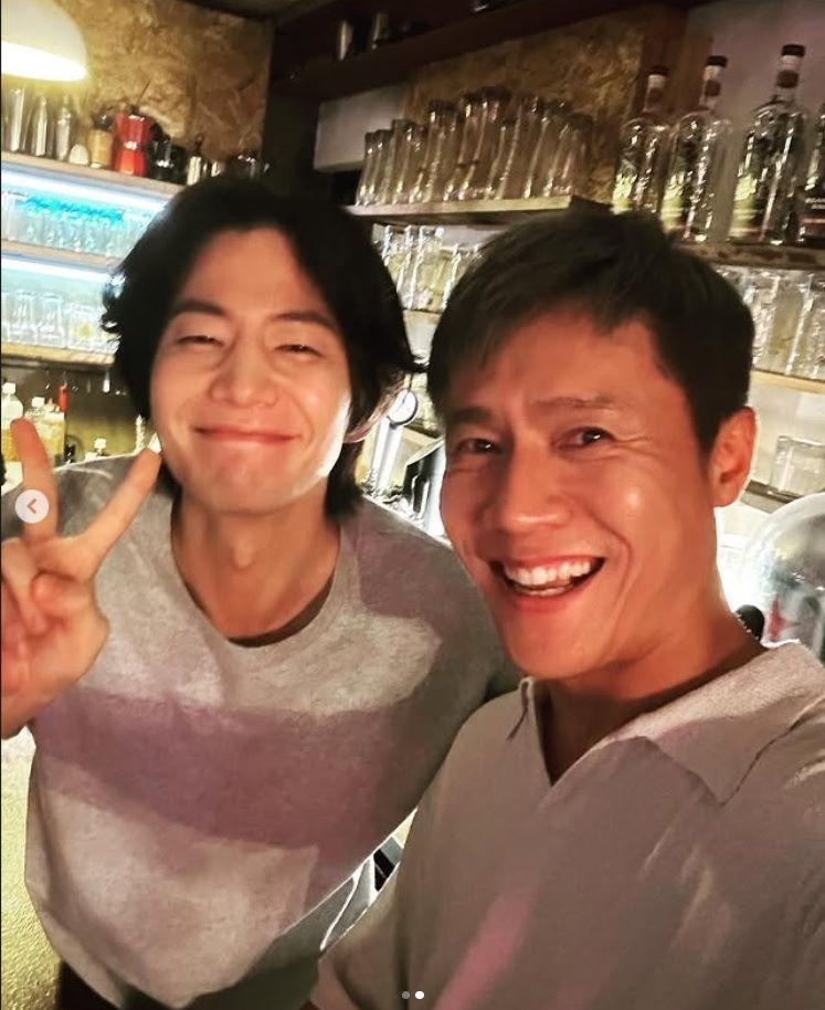 　パク・ホサンの公式インスタグラム＠ｐａｒｋ＿ｈｏｓａｎより　遺作となった映画「遠くて近い」（原題）で共演したパク・ホサン（右）と笑顔を見せるジェリムさん