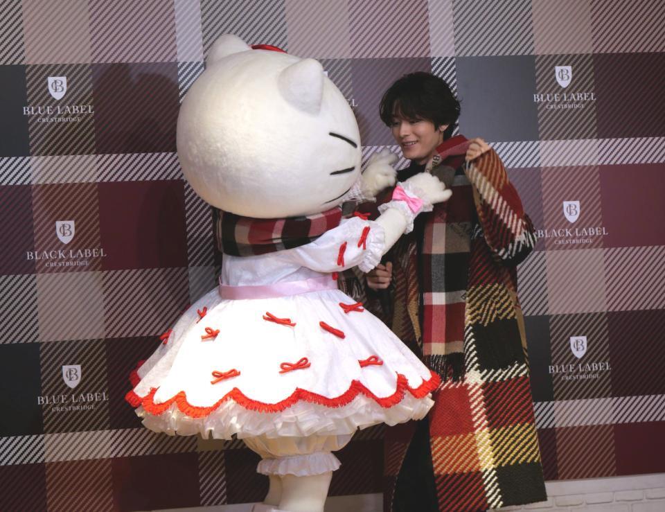 　ハローキティ（左）にマフラーを巻いてもらう塩野瑛久　ⓒ’２５　ＳＡＮＲＩＯ　ＣＯ．，ＬＴＤ．ＡＰＰＲ．ＮＯ．Ｌ６６３３１８