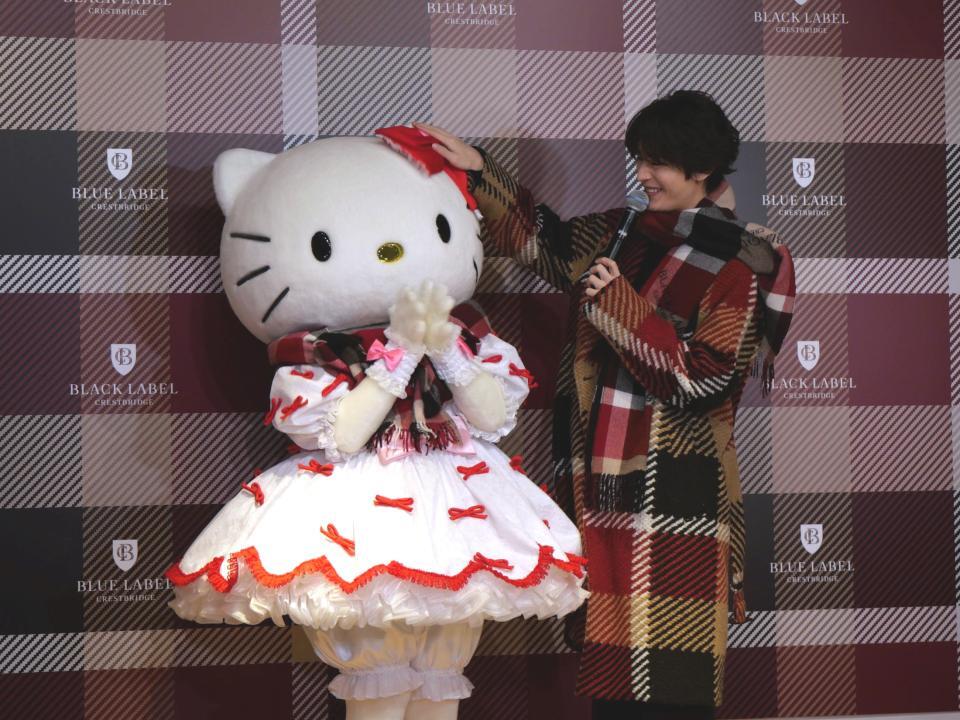 　マフラーを巻いてもらったハローキティ（左）をよしよしする塩野瑛久ⓒ’２５　ＳＡＮＲＩＯ　ＣＯ．，ＬＴＤ．ＡＰＰＲ．ＮＯ．Ｌ６６３３１８