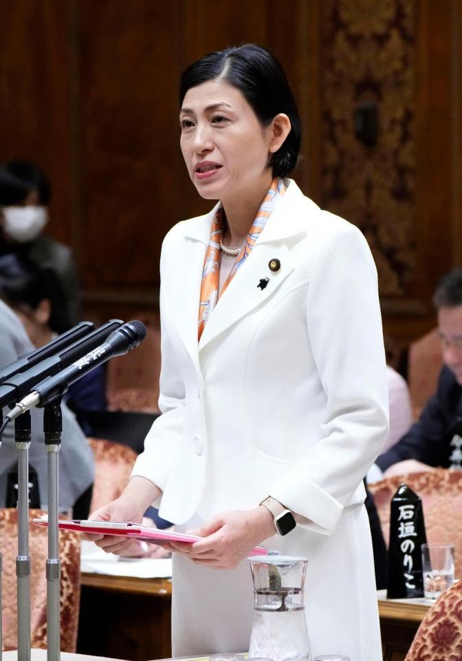 　参院予算委で質問する本田顕子氏