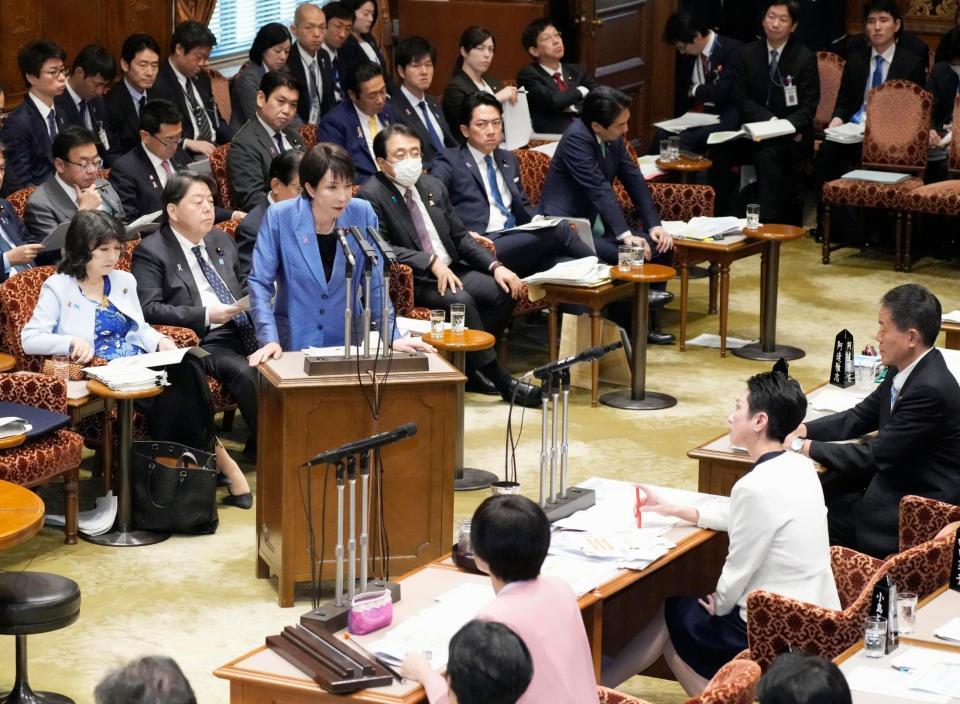 　参院予算委で立憲民主党の蓮舫氏（右から２人目）の質問に答弁する高市首相