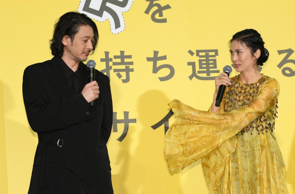 　オダギリジョー（左）と話す柴咲コウ（撮影・堀内翔）