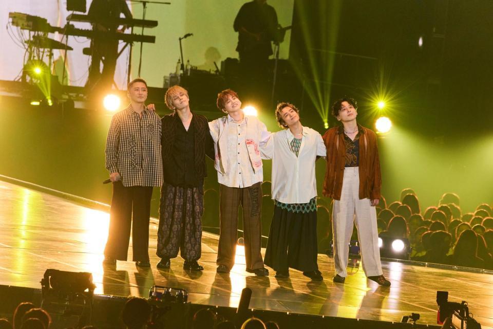　ステージで肩を組むＤａ－ｉＣＥの（左から）大野雄大、岩岡徹、花村想太、和田颯、工藤大輝（撮影・Ｈｉｒｏｅ　Ｙａｍａｕｃｈｉ）