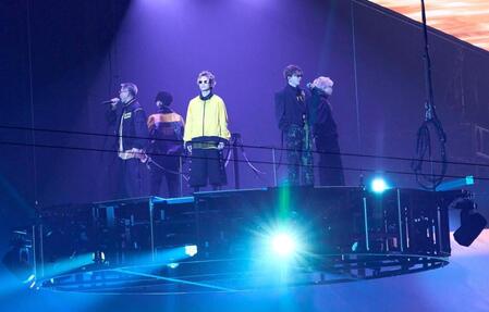 　会場上空のステージでパフォーマンスするＤａ－ｉＣＥ（撮影・Ｈｉｒｏｅ　Ｙａｍａｕｃｈｉ）