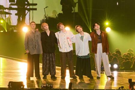 　ステージで肩を組むＤａ－ｉＣＥの（左から）大野雄大、岩岡徹、花村想太、和田颯、工藤大輝（撮影・Ｈｉｒｏｅ　Ｙａｍａｕｃｈｉ）