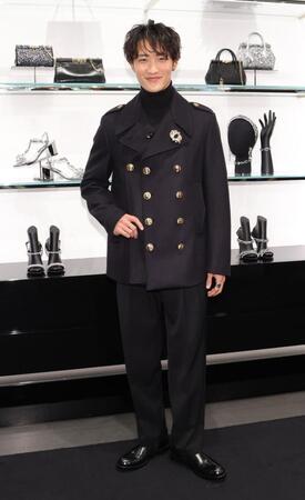 　ジャパンアンバサダーとしてポーズを決めるＳｎｏｗ　Ｍａｎの岩本照（撮影・西岡正）