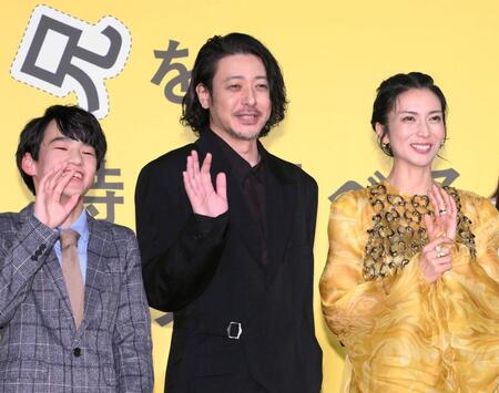 　ダメ兄役を演じたオダギリジョー。左は味元耀大、右は柴咲コウ（撮影・堀内翔）