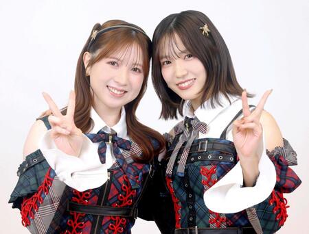 　仲良く笑顔を見せる永野芹佳（左）と下尾みう（撮影・石井剣太郎）