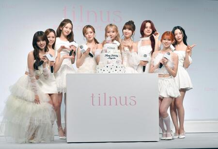 　ＭＡＹＵＫＡ（左から５人目）の誕生日をバースデーケーキを用意して祝うＮｉｚｉＵのメンバー（撮影・持木克友）