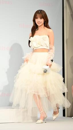 　白い衣装で登場したＮｉｚｉＵのＲＩＭＡ（撮影・持木克友）