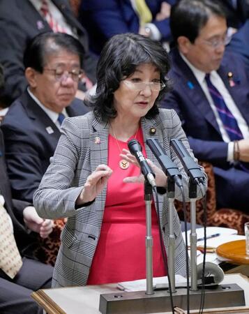 　参院予算委で答弁する片山財務相