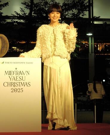 　「ＭＩＤＴＯＷＮ　ＹＡＥＳＵ　ＣＨＲＩＳＴＭＡＳ　２０２５」ツリー点灯式に登壇した奈緒
