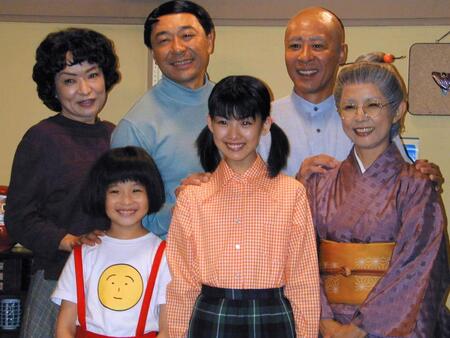 ２００６年、アニメドラマ「ちびまる子ちゃん」の制作発表に出席した（前列左から）森迫永依、福田麻由子、市毛良枝（後列左から）清水ミチコ、高橋克実、モト冬樹