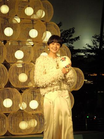 　奈緒は日本の伝統工芸「八女提灯」の絵入れに挑戦、完成品を手に笑顔を見せた