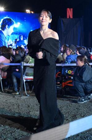 　Ｎｅｔｆｌｉｘシリーズ「イクサガミ」戦神祭に黒の肩出しドレスで登場した吉岡里帆（撮影・伊藤笙子）