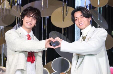 　点灯式に登場したＫｉｎｇ　＆　Ｐｒｉｎｃｅの高橋海人（左）と永瀬廉（撮影・石井剣太郎）