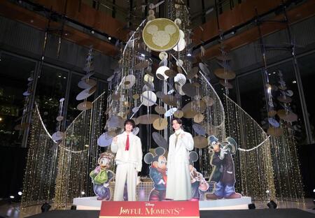 　点灯式に登場したＫｉｎｇ　＆　Ｐｒｉｎｃｅの高橋海人（左）と永瀬廉　©Ｄｉｓｎｅｙ　（撮影・石井剣太郎）