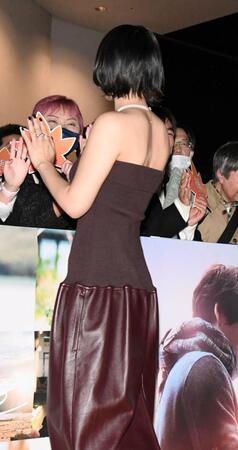 　ファンとタッチを交わしながら入場する石井杏奈（撮影・佐藤厚）