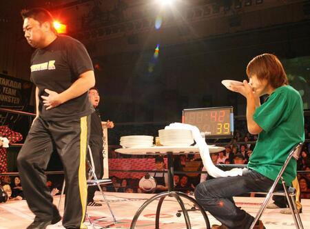 ２００７年、カレー大食いバトルでセコンドからタオルが投入された川田（左）と勝者・ジャイアント白田