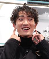 　ピアスに触れて笑みを浮かべるＳｎｏｗ　Ｍａｎの岩本照（撮影・西岡正）