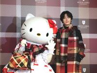 　おそろいのチェックコーデで登場したハローキティ（左）と塩野瑛久　ⓒ’２５　ＳＡＮＲＩＯ　ＣＯ．，ＬＴＤ．ＡＰＰＲ．ＮＯ．Ｌ６６３３１８